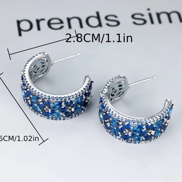 Exquisite Emerald Green C-Shaped Hoop Earrings - Picture 4 of 4